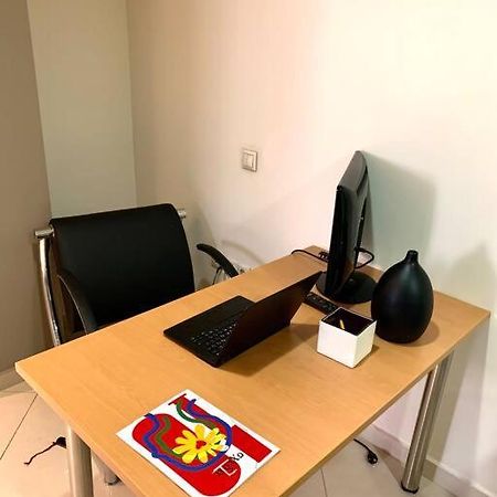 Spacious 4-Bedroom Family Home, 100M From Metro 아테네 외부 사진