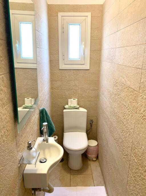 Spacious 4-Bedroom Family Home, 100M From Metro 아테네 외부 사진