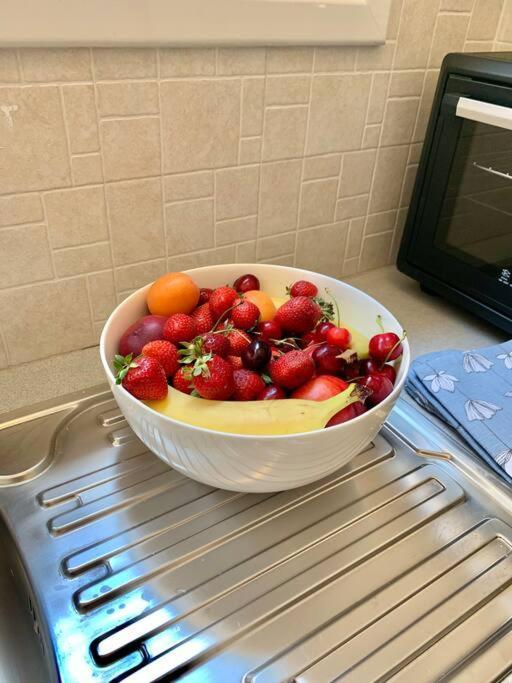 Spacious 4-Bedroom Family Home, 100M From Metro 아테네 외부 사진